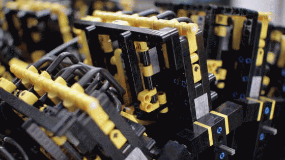レゴブロックを50万個以上組み上げて実際に走る車を作った猛者  