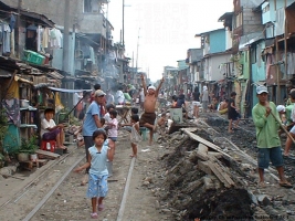 【画像】フィリピンの線路沿いの画像がヤバすぎると話題に