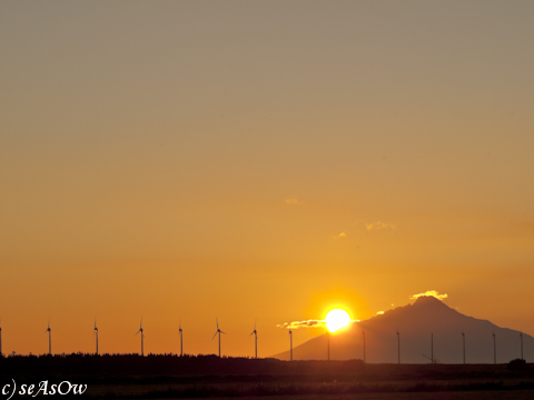 利尻富士と風車の向こうに沈む夕陽