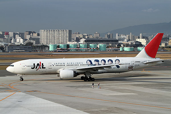 JAL B777-200 JA8982