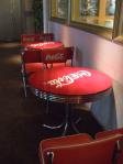 サンルートプラザ東京（ウエストサイド）　コンビニ前の飲食コーナーのコカコーラ・テーブル＆チェア