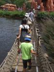 トムソーヤ島たる橋を渡ります。ふにゃふにゃ歩きづらくて面白いです。