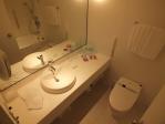 ヒルトン東京ベイ　セレブリオ（客室タイプ）の洗面所とトイレ、アメニティーグッズ