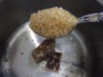 鍋に黒糖に同じ分量のザラメを入れます。適当で大丈夫。