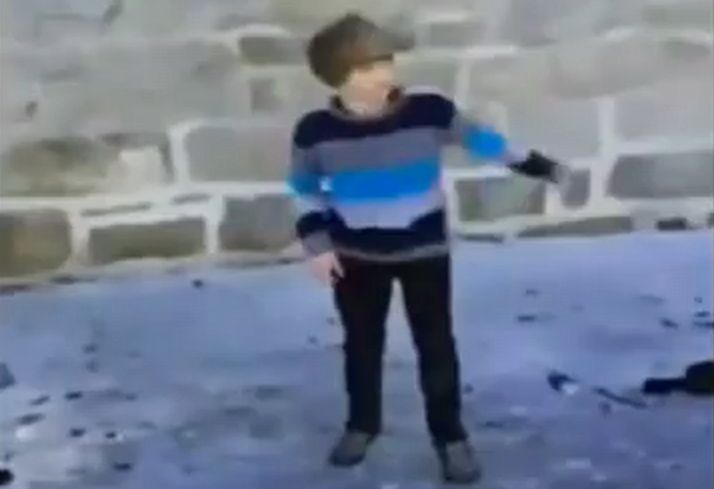 氷の上で遊ぶ少年
