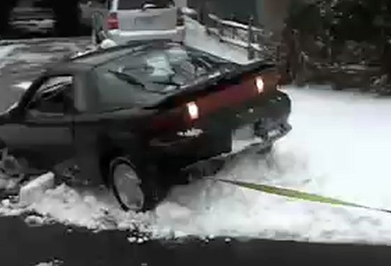 雪でスタックした車001