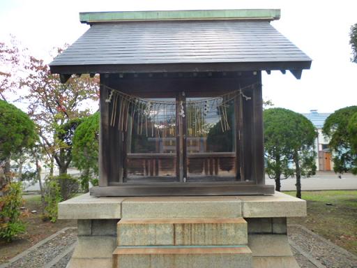 121103新潟鉄工内神社の鳥居と境内