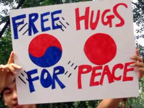 Free Hugs for Korea-Japan Peace