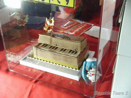 「初音ミククリスマス♪ピアノケーキ」がファミリーマート限定で発売。