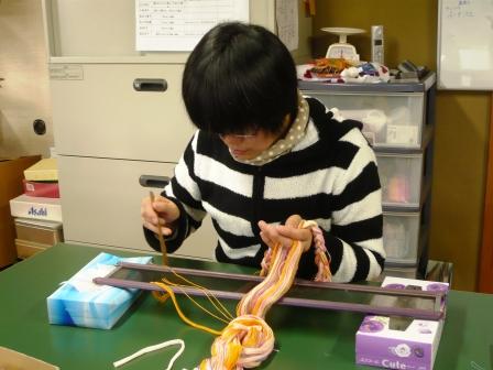 縦糸を１本１本、織り機に通す細かい作業