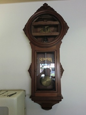 文字板を外した大きな古時計