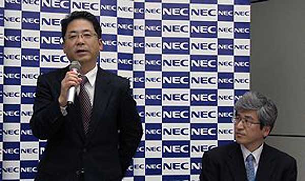 会見に臨むNECの庄司信一執行役員常務（左）と福田公彦執行役員
