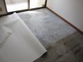 埼玉県ふじみ野市　賃貸物件原状回復　１Ｒ空き室洋間床ＣＦクッションフロアー張り　１枚目張り出し　糊付け　作業風景　１