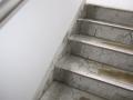 東京都世田谷区　賃貸アパート共用部年末大掃除　階段床ブラシ洗い　作業完了後　２