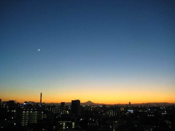 黄昏空に浮かぶ三日月と富士山