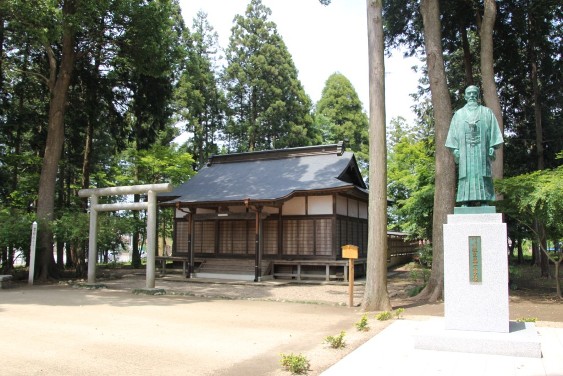 神社と植芝盛平大の銅像