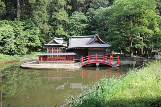 池上に浮かぶ厳島神社